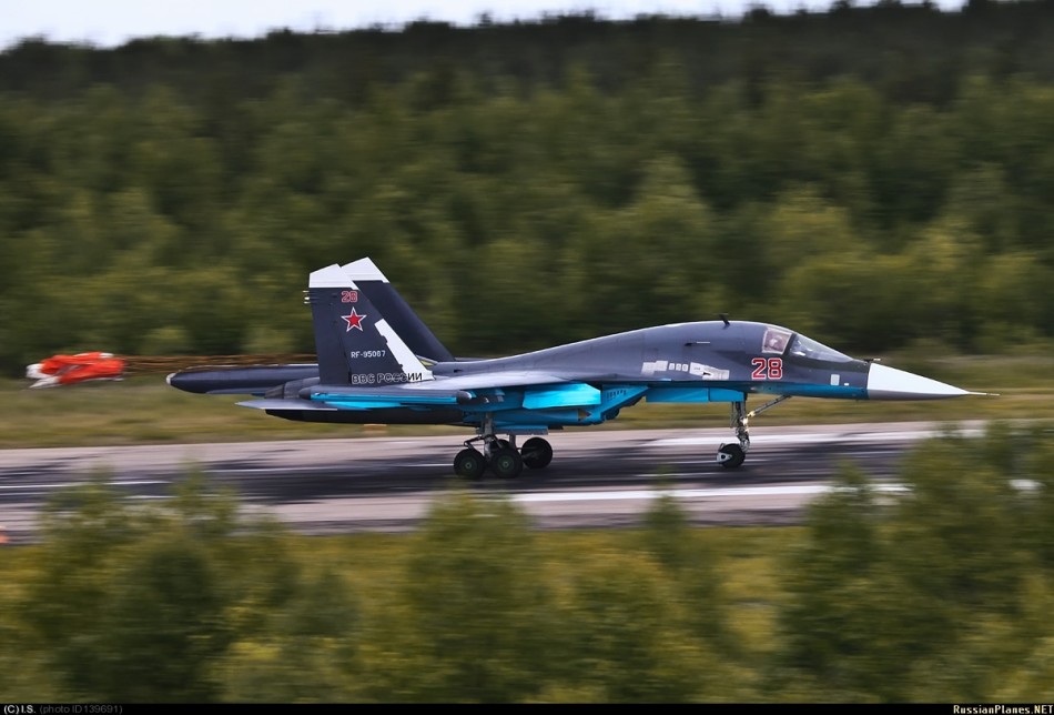 russian-air-force-su-34-turns-turtle-at-buturlinovka-airfield-in-voronezh-3